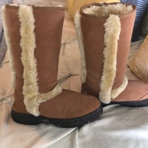 Women Ugg Sunburst boots. Size US 7, EU 38